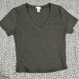 gray cropped v neck shirt